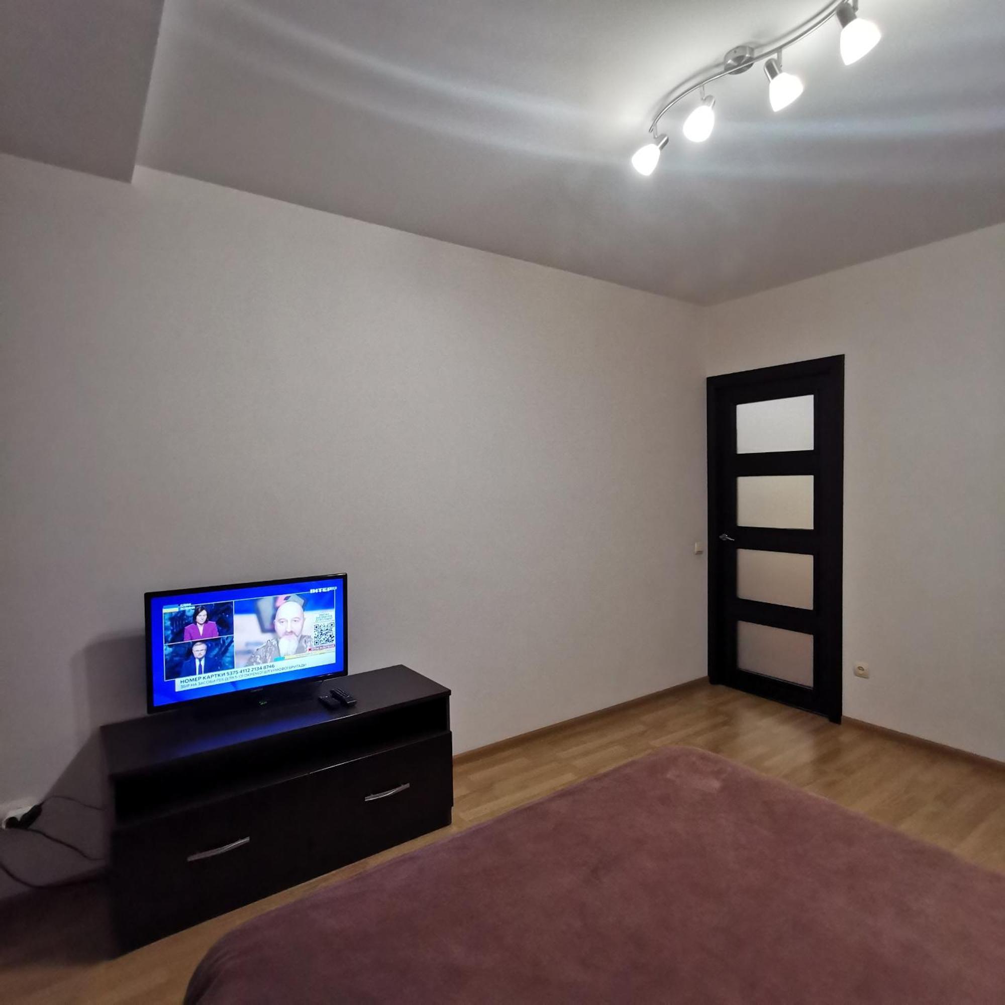 Big Apartment In Rivne Center المظهر الخارجي الصورة