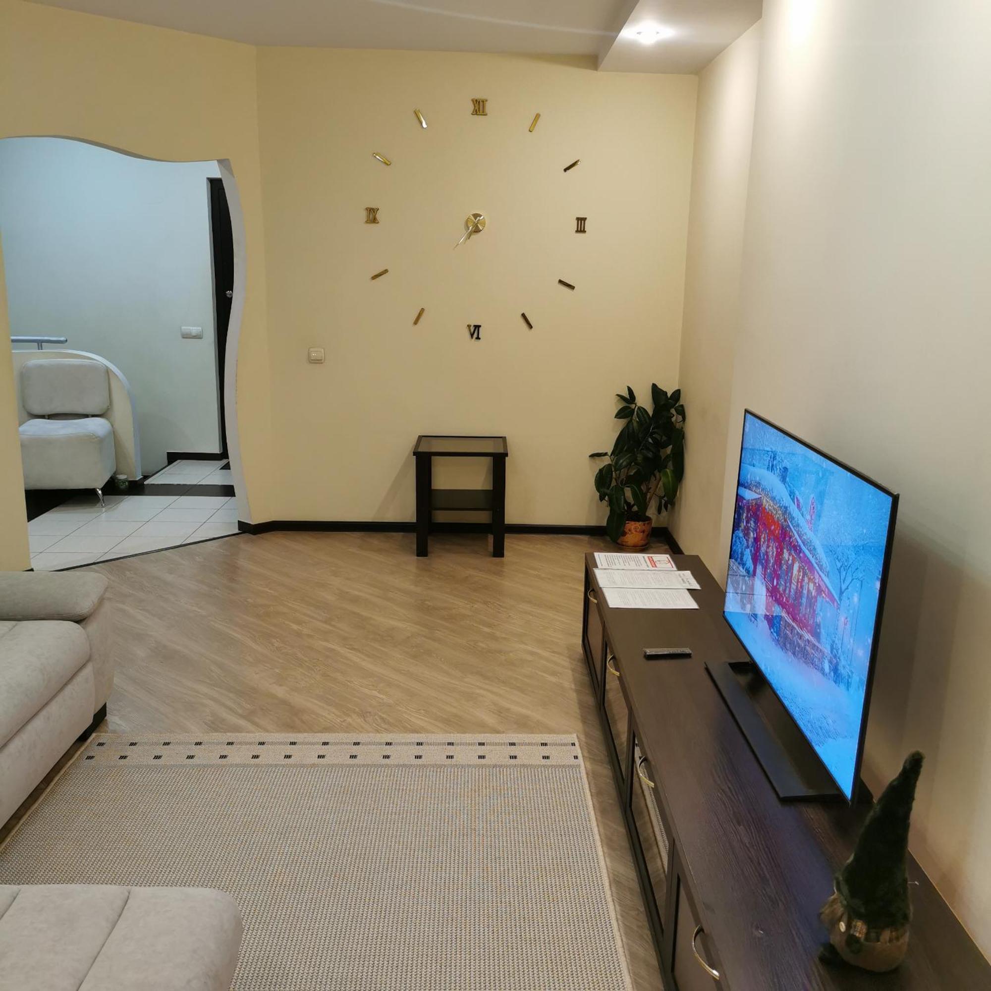 Big Apartment In Rivne Center المظهر الخارجي الصورة